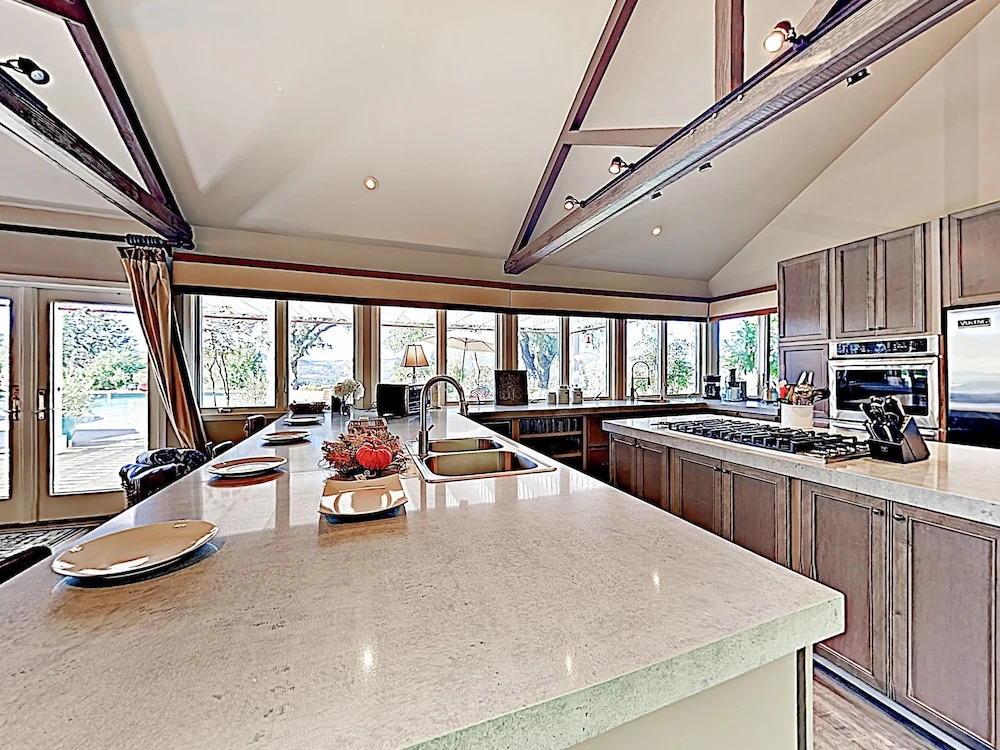 Spacious 6br Vineyard  - Pool & Valley Views 6 Bedroom Home