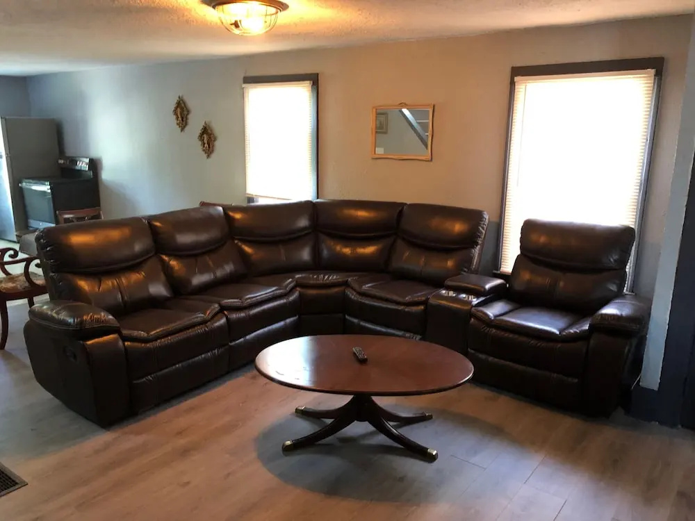 The 540 With Private Yard & Parking, Near Falls & Casino by Niagara Hospitality