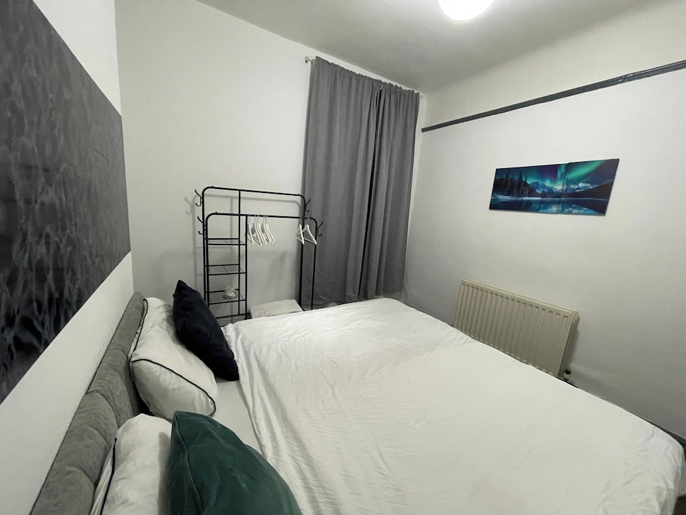 Large 4-bed Home, Free Parking, Near City Center