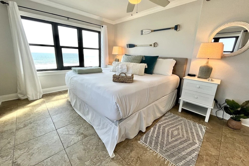 Harbour Place 511 3 Bedroom Condo by RedAwning