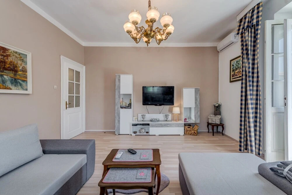 Large 100 m2 apt w Balcony in the Heart of Split