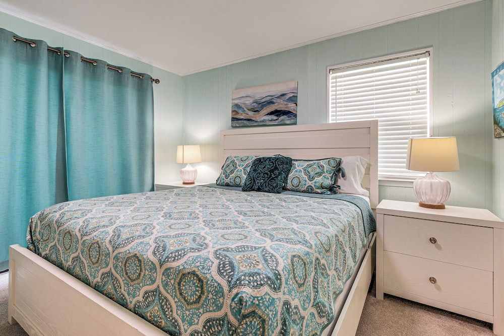 Waterfront Dauphin Island Home w/ Deck & Boat Dock