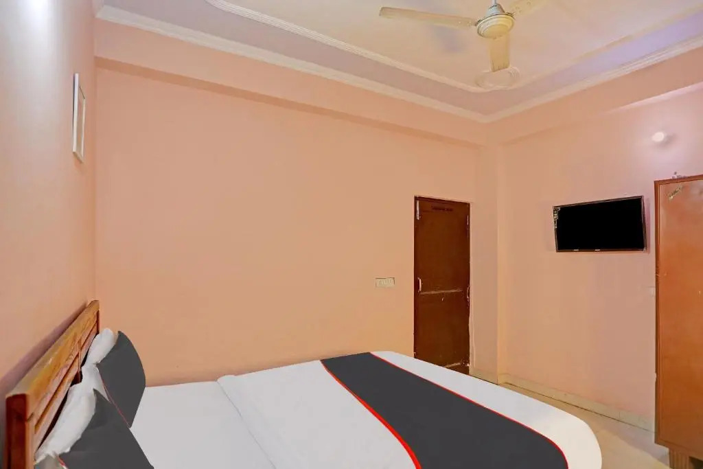 Collection O Mayank Guest House Near ISKCON Temple Noida