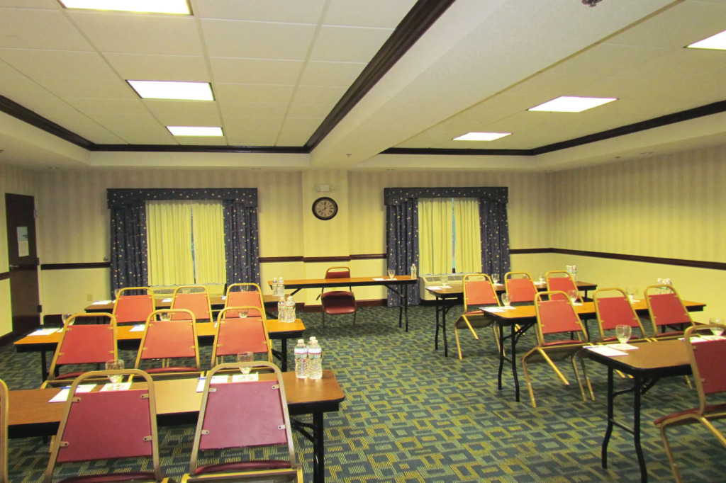 Holiday Inn Express & Suites Chesapeake by IHG