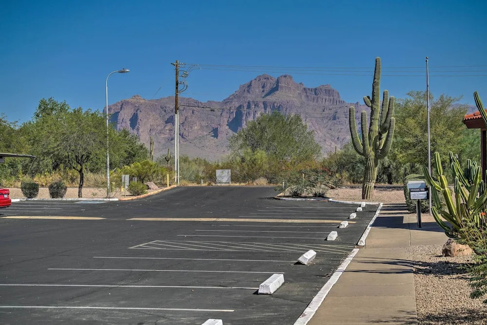 Quiet Retreat ~ 5 Mi to Lost Dutchman State Park!