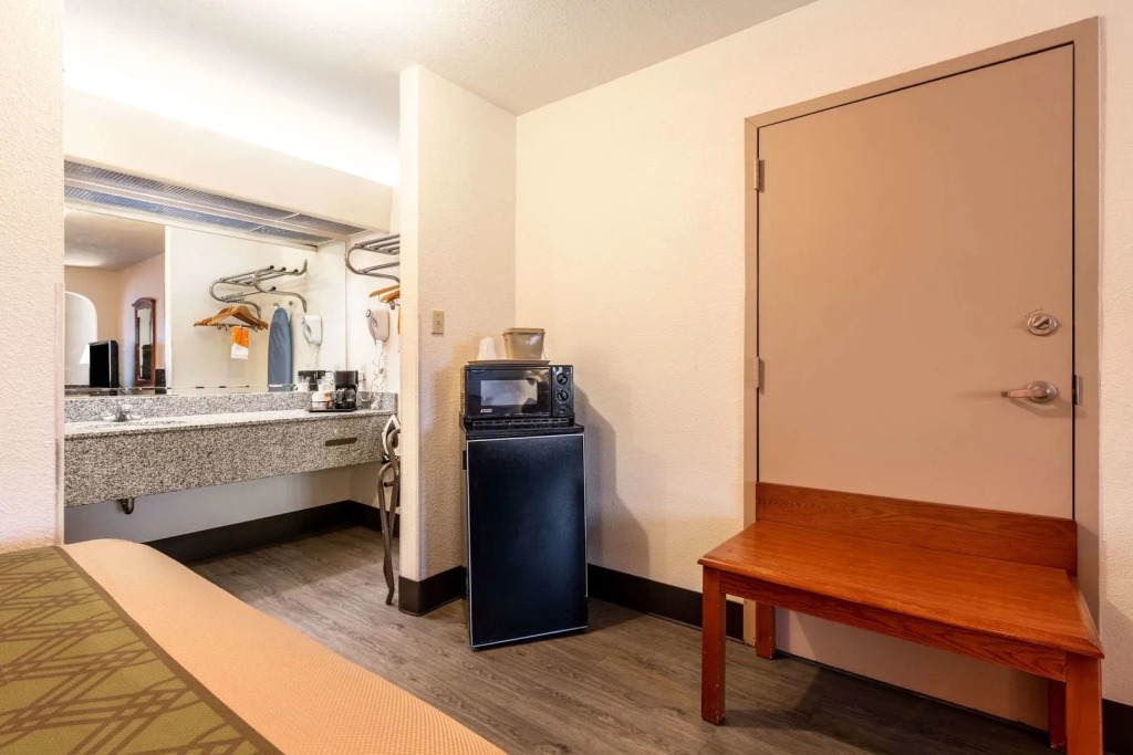 Econo Lodge Inn & Suites Memphis East