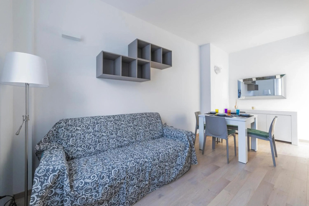 Milano Cosy APT with Balcony!