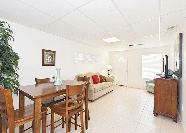 Blue Ocean Breeze 5 Br home by RedAwning