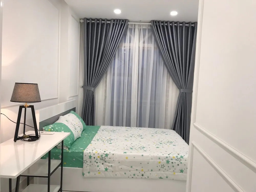 Smiley Apartment 8