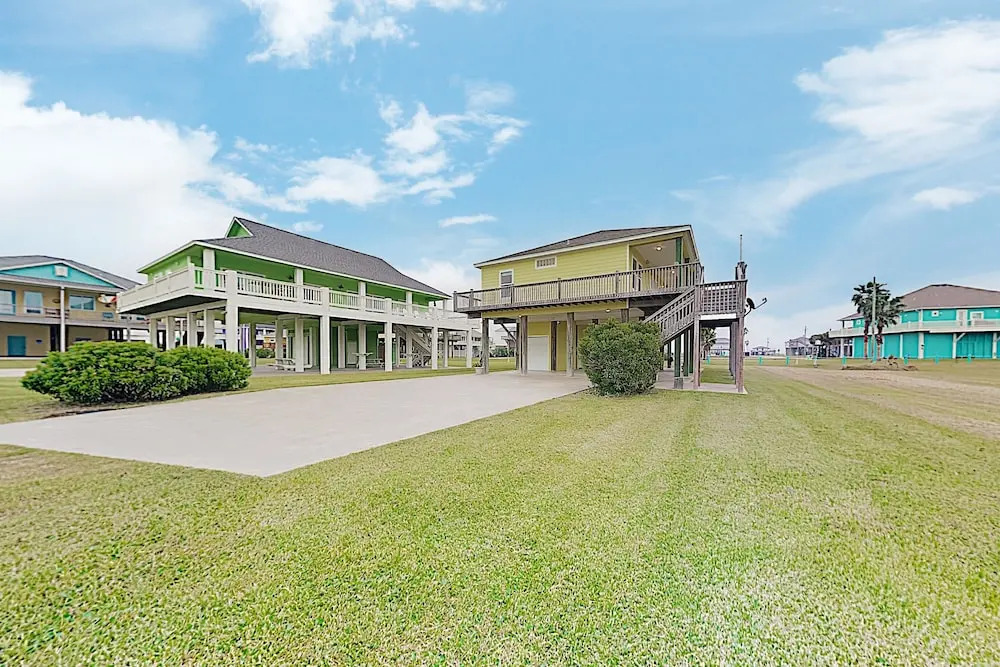 Spacious Gulf-side - Steps To Beach 4 Bedroom Home