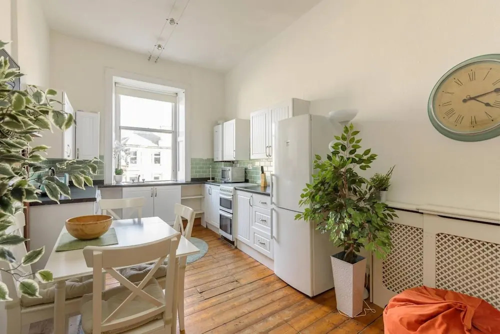 Modern 2 Bedroom Flat In Edinburgh City Centre