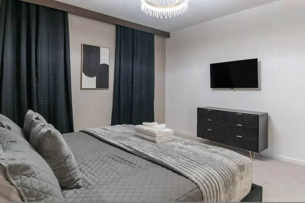 Sophisticated 9 Bedroom Close to Disney