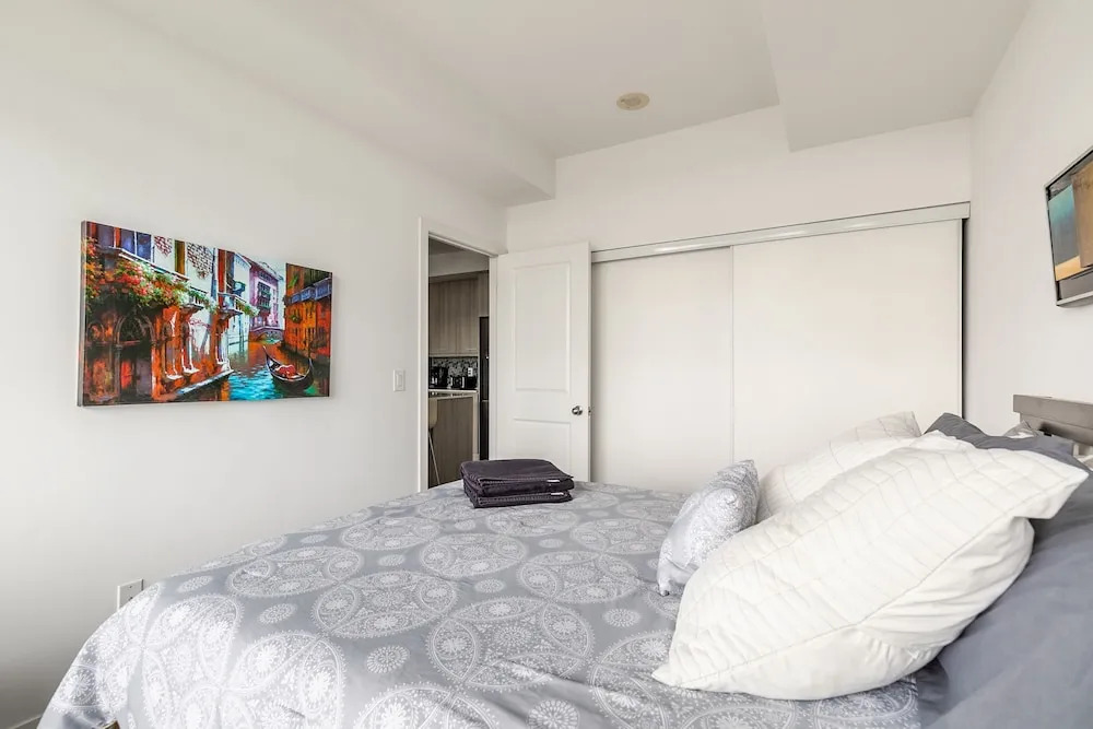 Stylish 1BR Condo Trendy King East