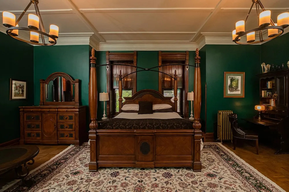 Reynolds Mansion B&B