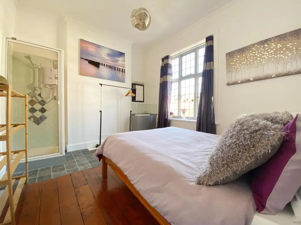 Large House near the beach - lots of parking and wifi
