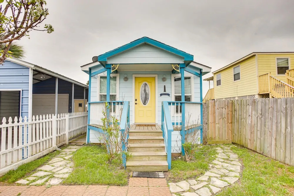 Galveston Cottage ~ 1 Mi to Beach: Pet Friendly!