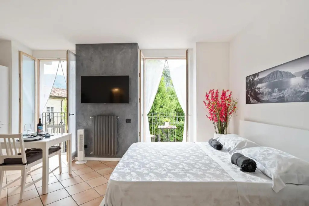 Guesthost - Ossuccio Apt with Ac, Balcony & Parking! (Adults Only)
