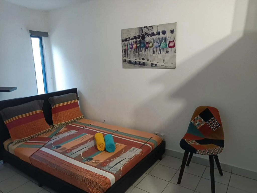 blue and yellow, appartement au calme, avec piscine, WIFI