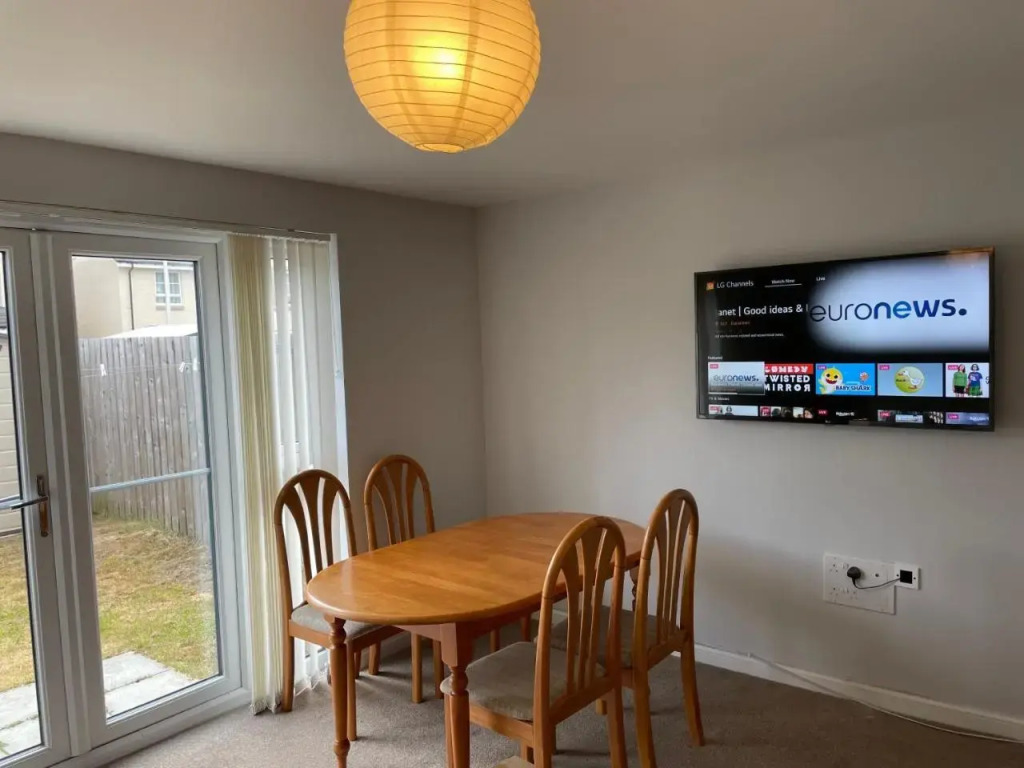 Newbuild - 3 bedrooms, 2 baths,5 mins from airport