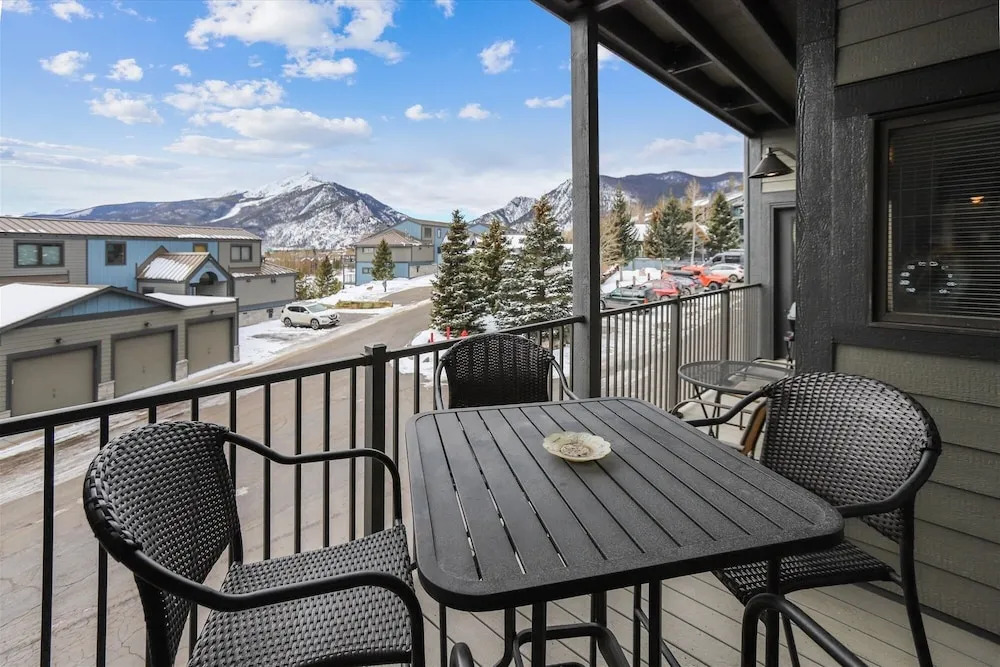 Lake Forest 204f 2 Bedroom Condo by Redawning