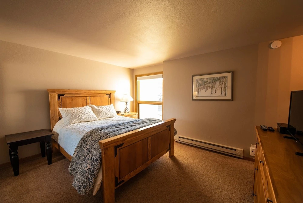 3br Sleeps 9! Walk To Slopes & Mountain View 3 Bedroom Condo - No Cleaning Fee! by Redawning