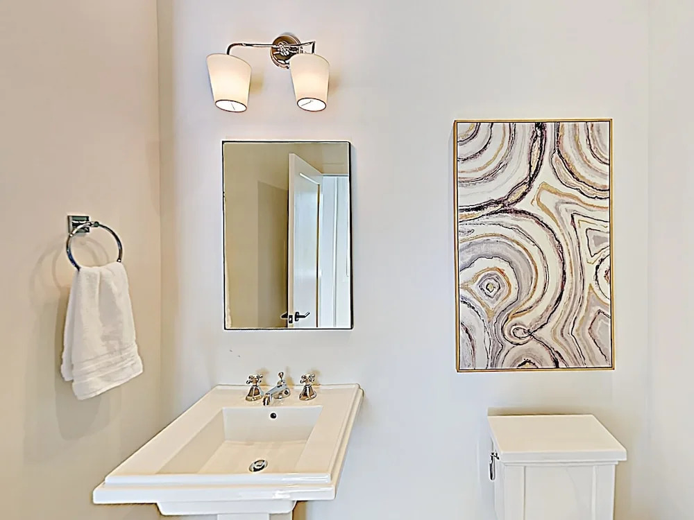 All-suite Townhome W/ Designer Furnishings 3 Bedroom Townhouse