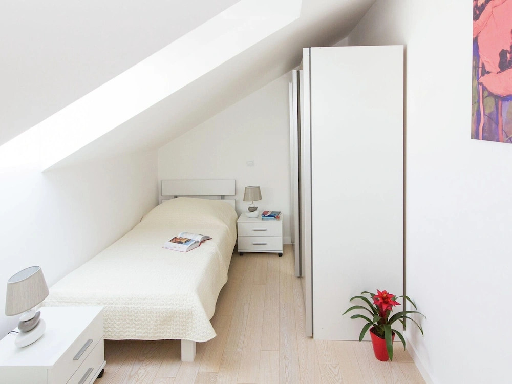 Topfloor Comfortable Luxury Apartment With Private Balcony,free Garage and Wi-fi