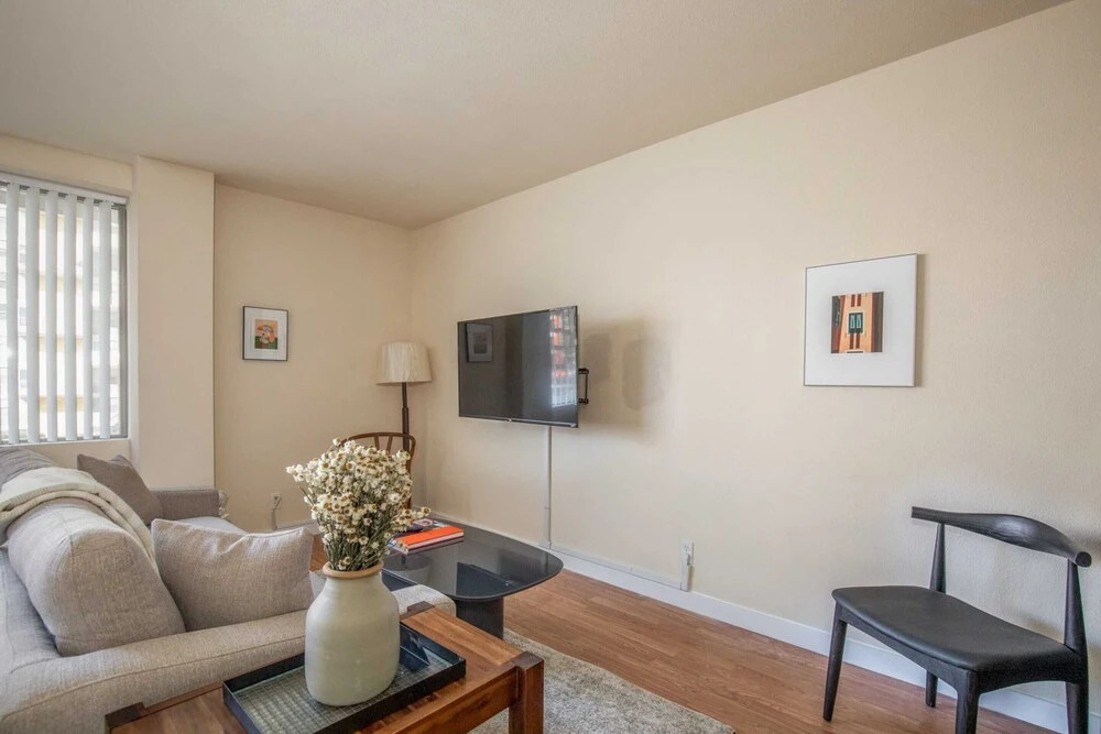 Cozy DT Apts with Full Kitchen by Zencity