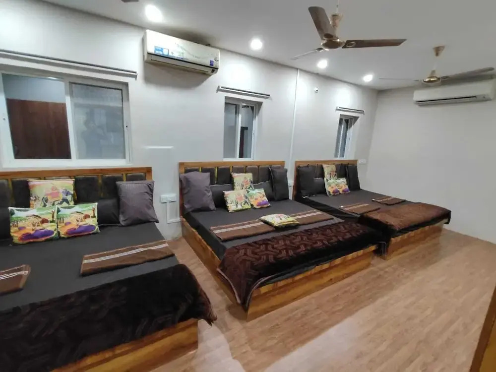 Hotel Shree Kedarnath in front of railway station platform no 8