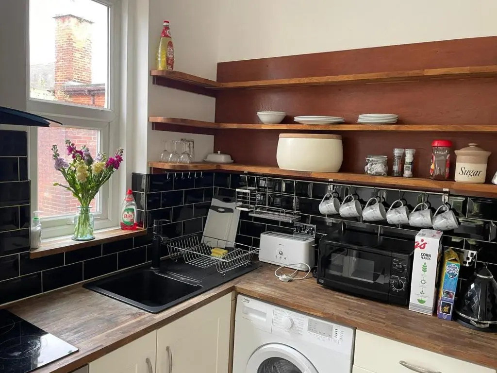 Lovely 2 Bedroom Flat Wifi Close to the beach