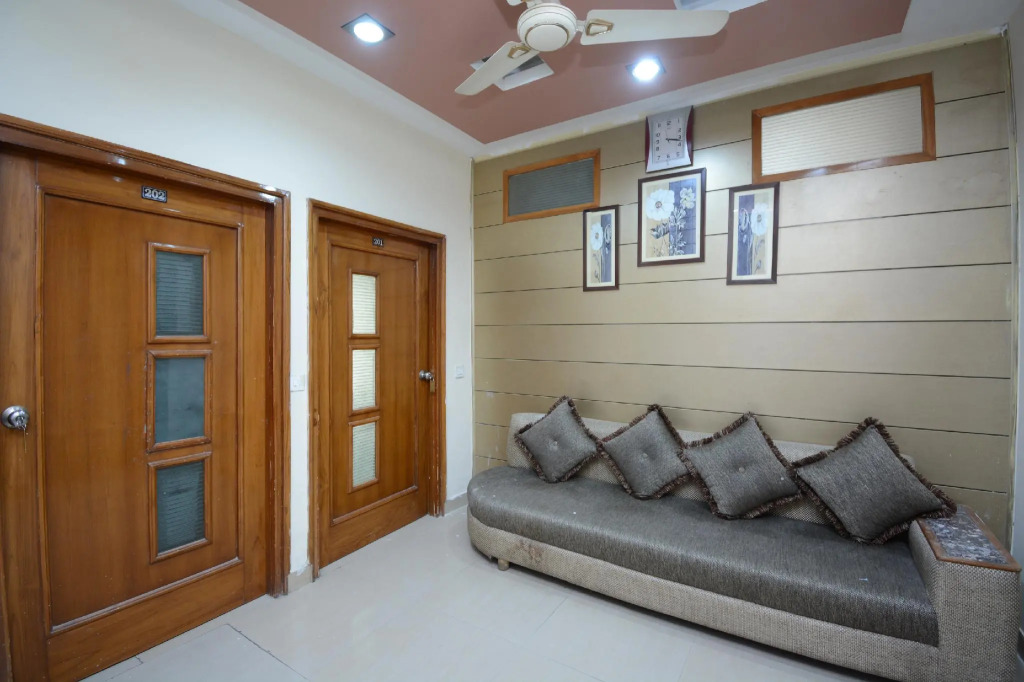 OYO 29312 Hotel Royal's