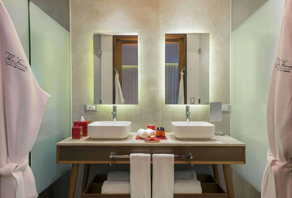 The Fives Downtown Hotel & Residences, Curio Collection by Hilton