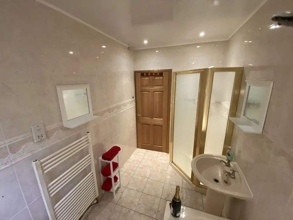 Country Cottage Sleeps 6 w Hot Tub & Dog-Friendly