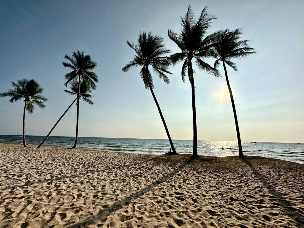 9BR West coast Phu Quoc townhouse by beach and shared swimming pools