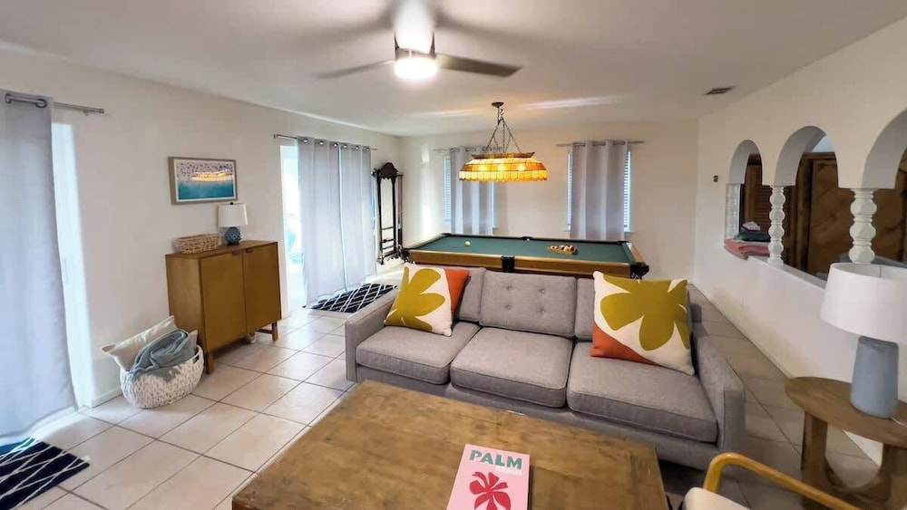 Fun Retro Island Vibe - Sleeps 17 - Beach 1 Block