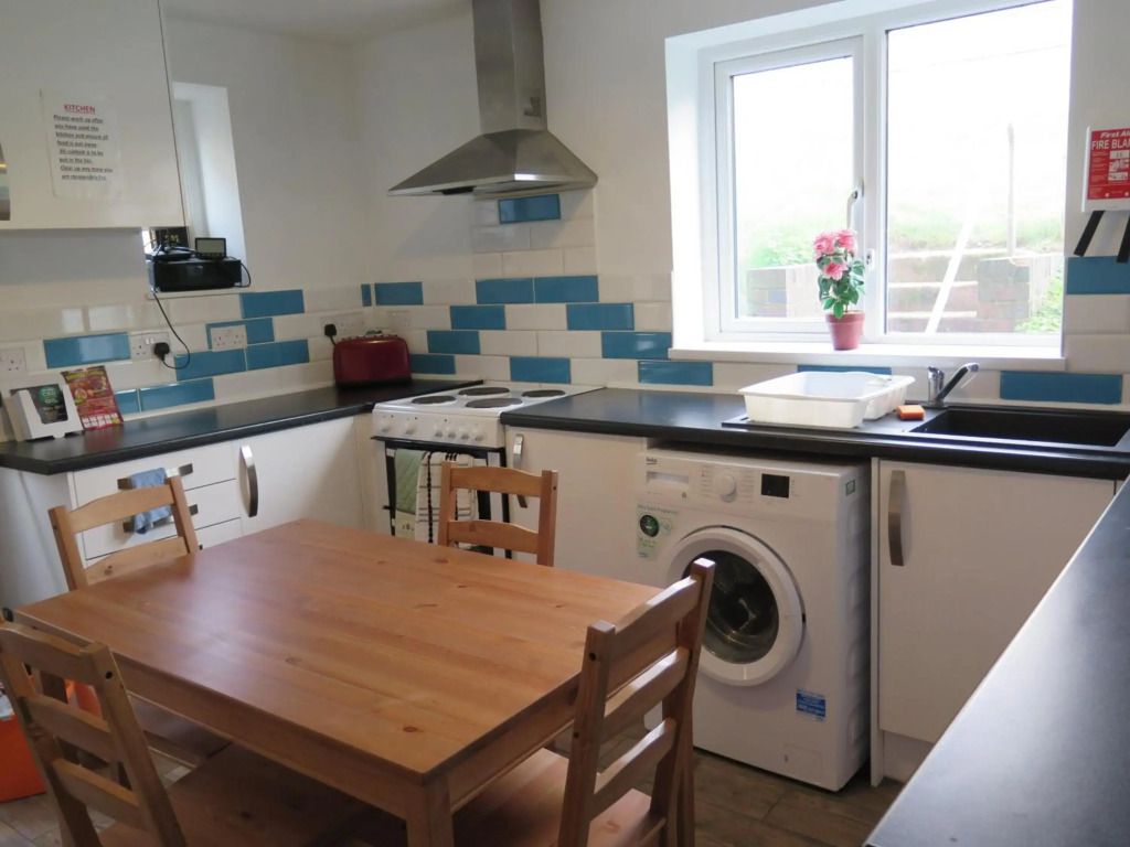 Langdale House 5 bedrooms total 9 beds contractor stay Free WIFI and Parking