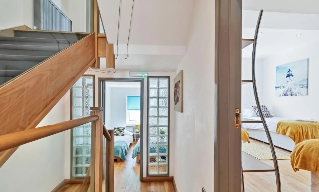 Sunshine Central House | Large luxury group house | Roof terrace | Fast Wifi