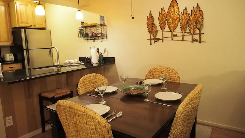 White Pines Silvertown 3-Bedroom Condo -- Walk to Lower Ski Lifts PCMR