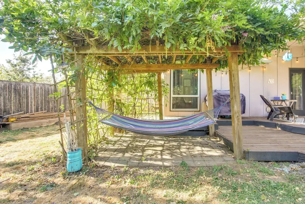 Pet-friendly Home w/ Yard, 2 Mi to Autzen Stadium