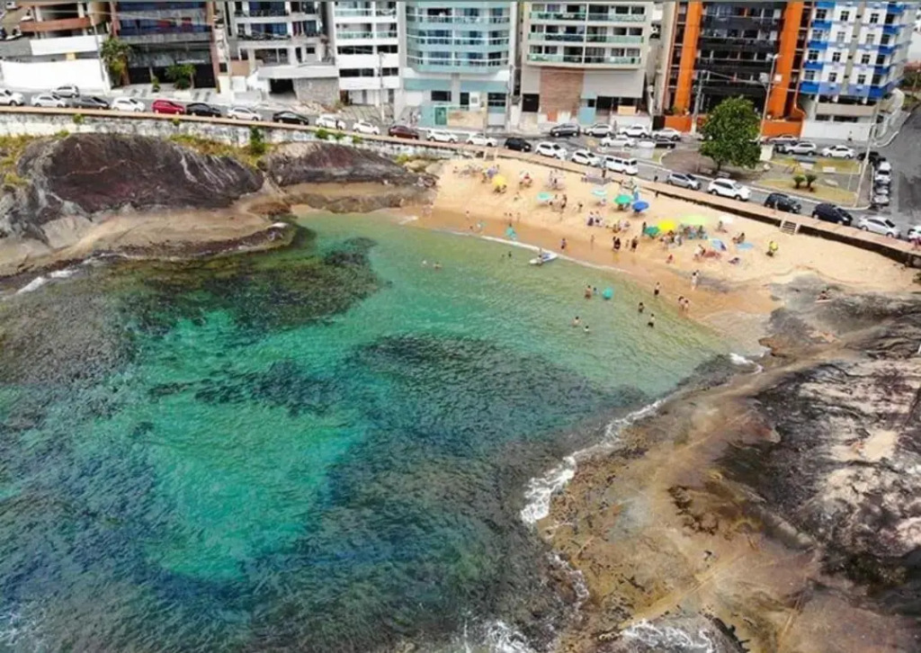 Casa Super Agradável, 250 metros da praia da Areia Preta, cinco quartos com ar, wifi, garagem, completa