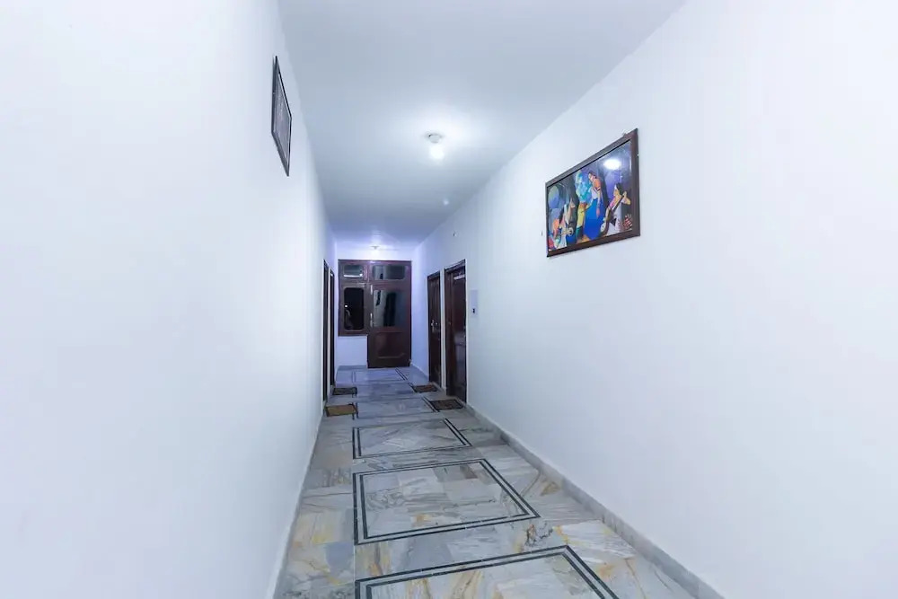 OYO 8951 Hotel Royal Regency