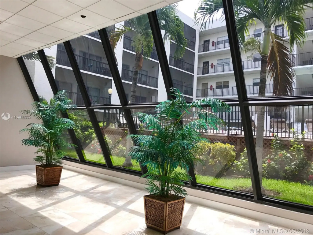 Walk to the Beach at Sunny Isles