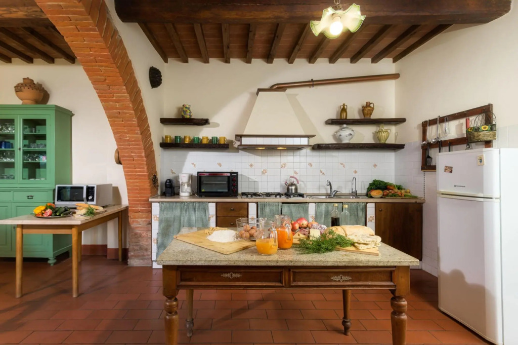 Independent Accommodation with WIFI, private pool, A/C, pets allowed, parking, close to Cortona-La Meridiana