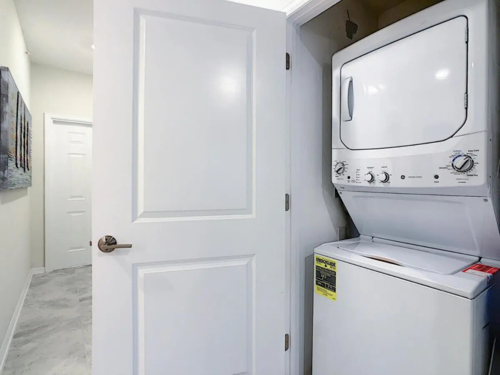 Vivid 2BR condo with free Waterpark at Storey Lake