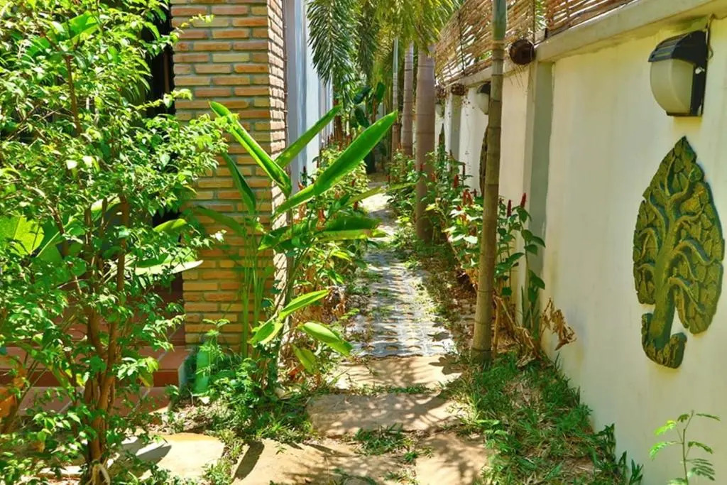 Private Entire 8 BedRooms Garden Pool Villa With Kitchen & BBQ Facilities