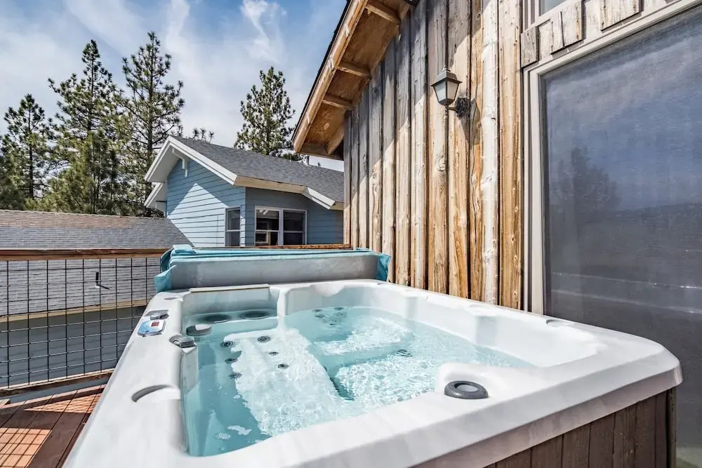 Lakefront Lodge by Avantstay Lakefront Cabin w Hot Tub