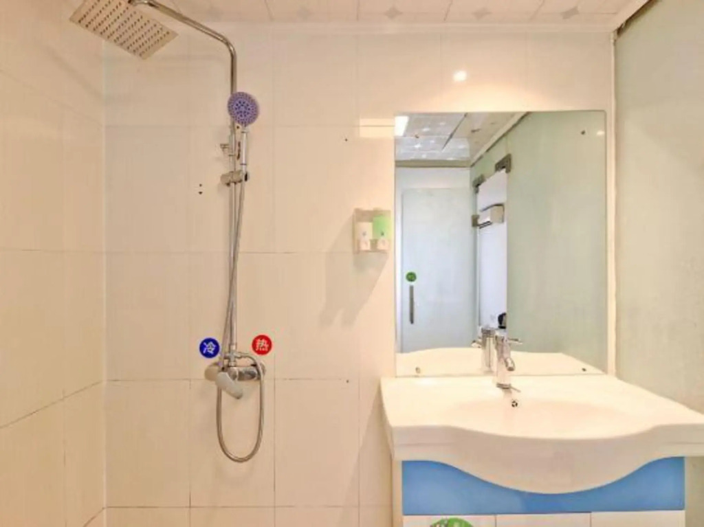 Shenzhen Huashang Hotel (Hongling Subway Station KKmall)