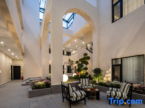 Xingman Yunli Designer Oxygen Homestay (Dukezong Ancient City Branch)