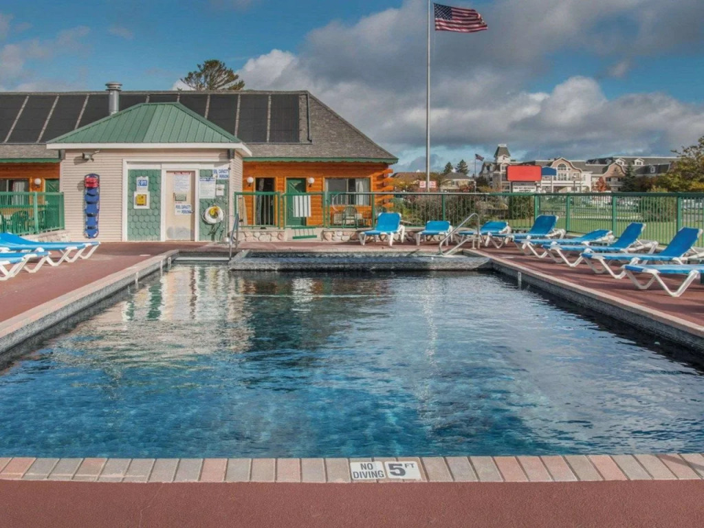 Econo Lodge Mackinaw City