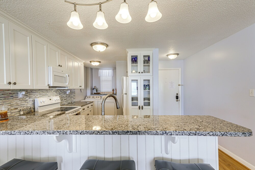 'the Lookout' Indian Beach Condo w/ Pool & Ocean